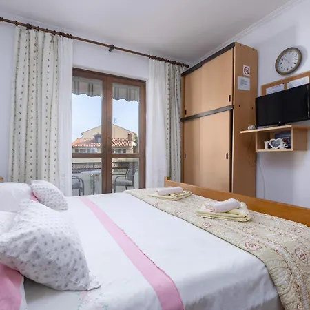 Апартаменти With Terace Miranda